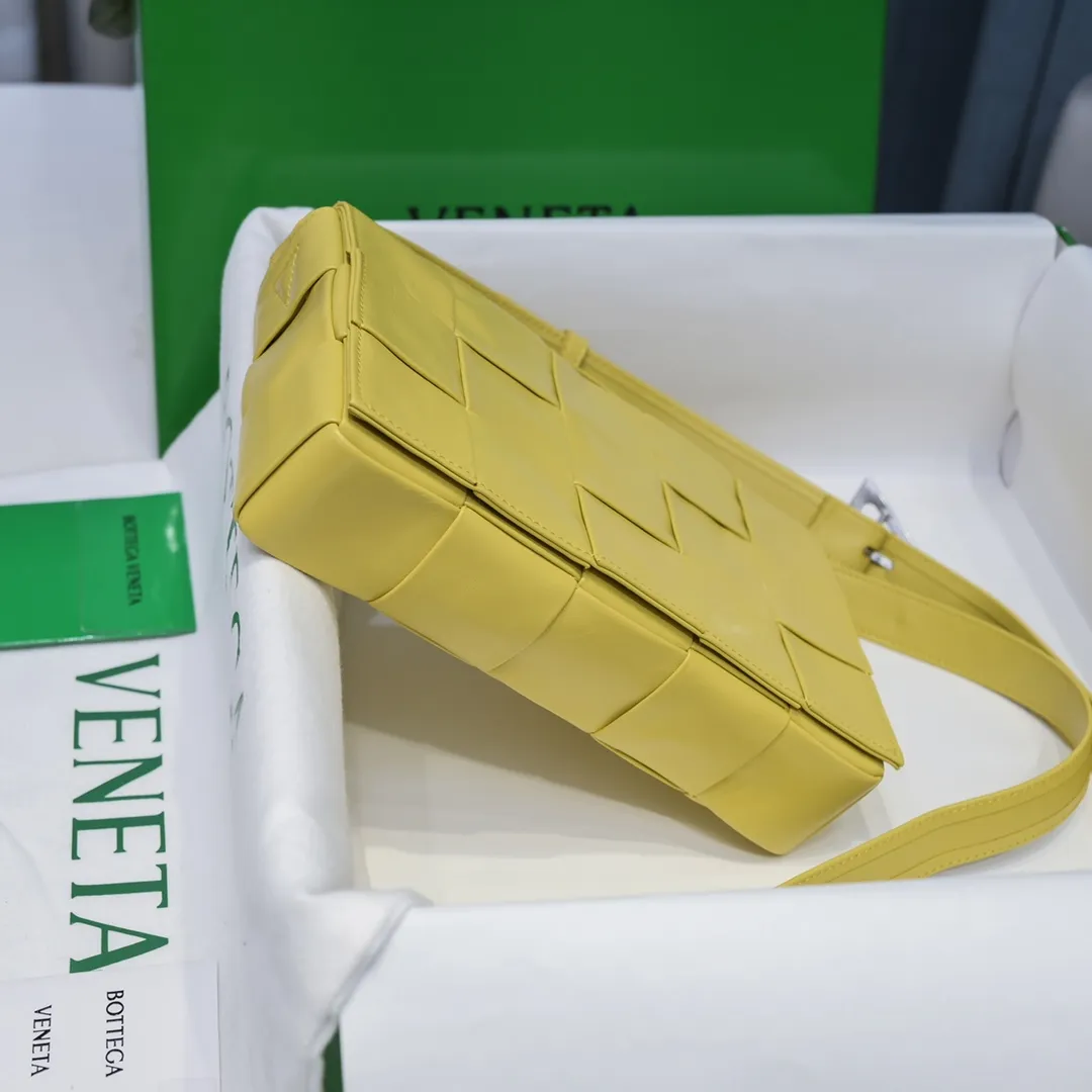 𝒃𝒐𝒕𝒕𝒆𝒈𝒂 𝒗𝒆𝒏𝒆𝒕𝒂-New style𝒄𝒂𝒔𝒔𝒆𝒕𝒕𝒆 The new cassette is really for both men and women 🉑️, the leather surface is changed from lamb to waxed calfskin, the gloss is 💯, the shoulder straps are matched with classic triangle elements, exquisite and fashionable, a street photography artifact (ps: super practical‼️) 🌈Only the highest-end in the market, welcome to compare Size: 23*15*5cm.     Model: 6687# oil wax leather